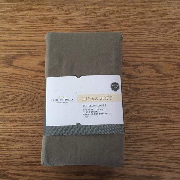 Threshold Other - New Threshold 300 thread count Queen pillow case